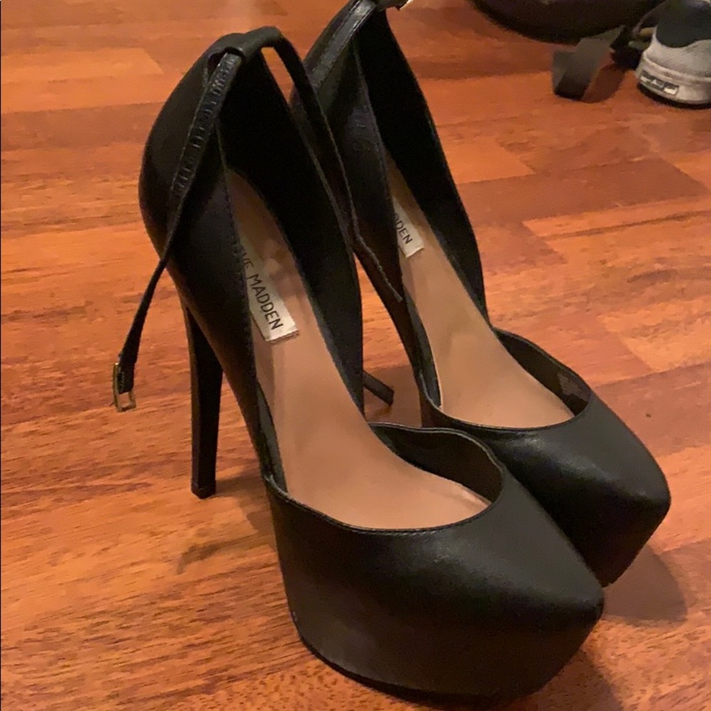 Steve Madden “Deena” Pumps (Leather Upper)